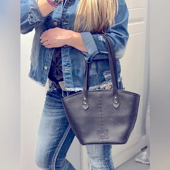 Liz Claiborne Marina Tote Bag Blk - Picture 1 of 8